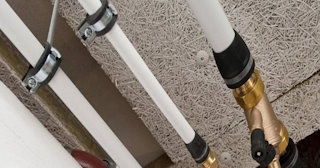 Замена труб водоснабжения в квартире: цена от 2071 руб. - СантехДомКсм